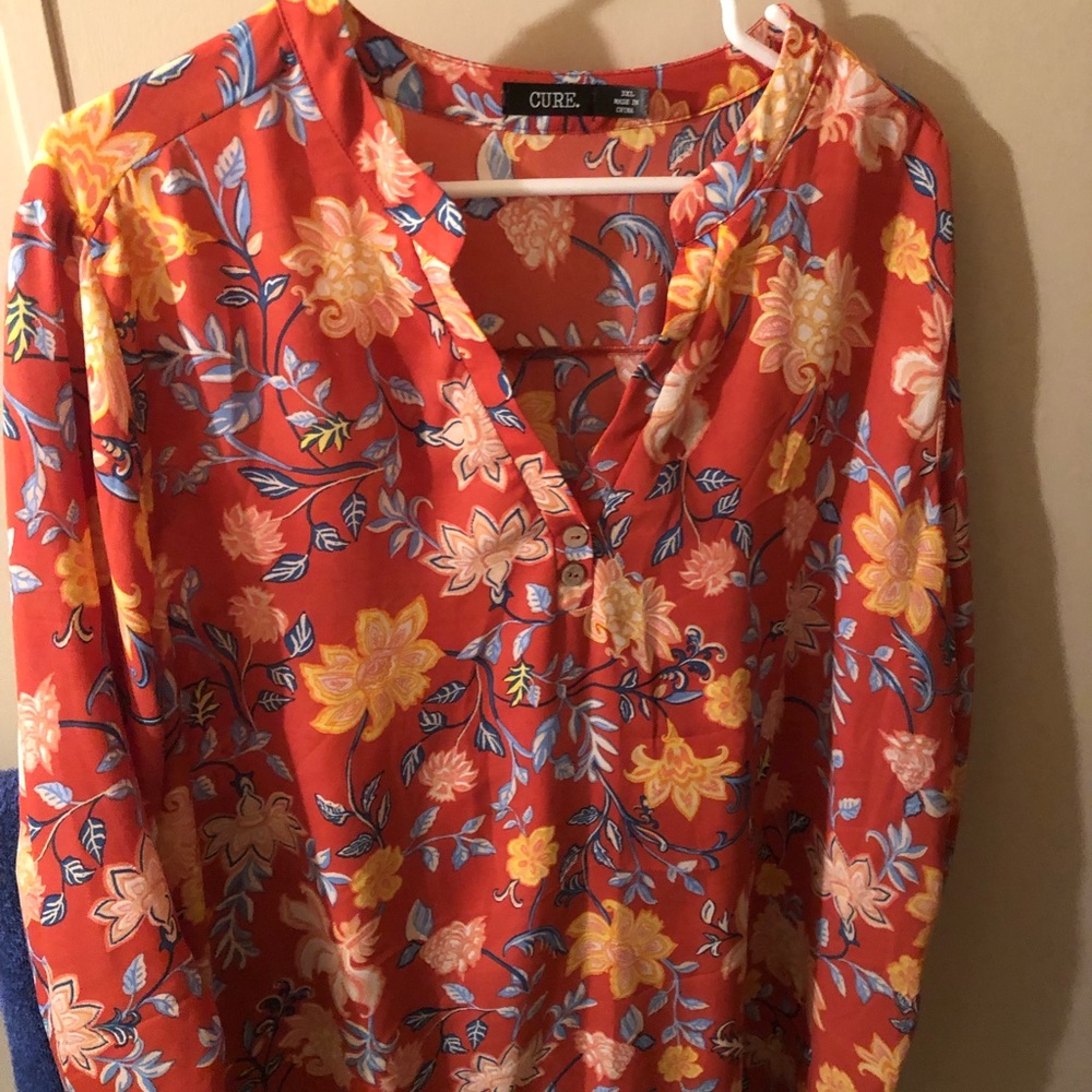 3/4 sleeve 2 button shirt. Nice top for the office.